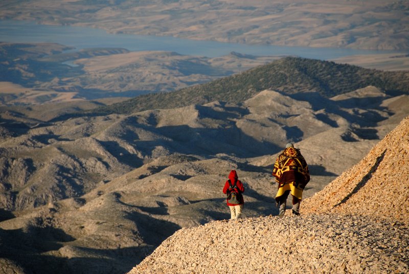 Nemrut Dag 人頭山<br>太陽出來了，天亮了，這次離開就不會再回來。人頭們，珍重再見。<br/>