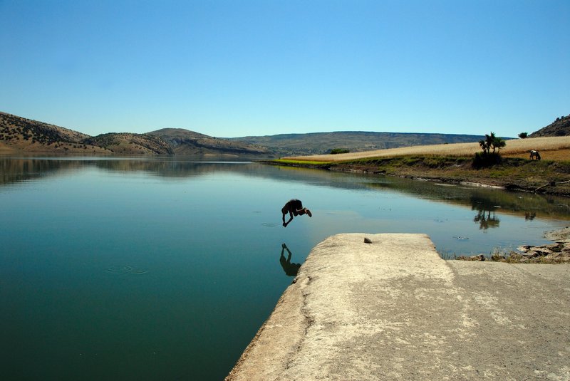 Hutkoy<br>一位少年跳入水中，即將打破寧靜的水面，這時刻彷彿時間是靜止的。<br/>