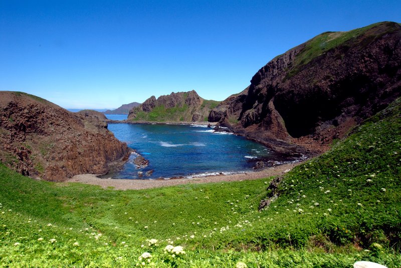 北海道 禮文島<br>以清澈海水聞名的澄海岬，藍水晶般透明的海水，聽說連海底的細砂都清晰可見，可惜現在圍起柵欄無法直接下海。<br/>