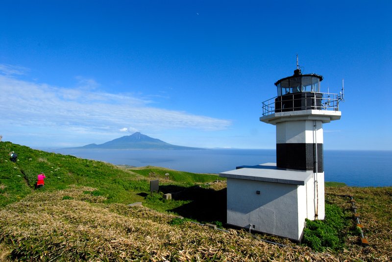 北海道 禮文島<br>從元地燈塔，遠眺利尻島的利尻富士山。<br/>