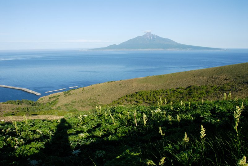 北海道 禮文島<br>利尻富士山完整的基座，好像一座太空船浮在海面上。<br/>