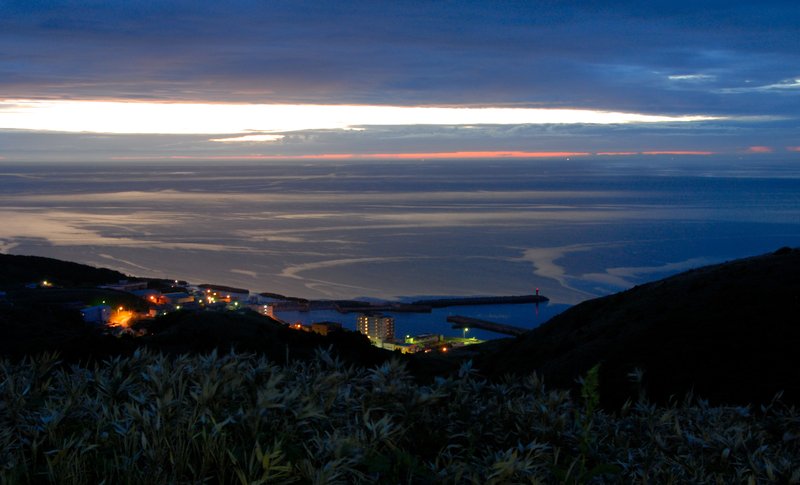 北海道 禮文島<br>凌晨兩點我躡手躡腳的起床，整裝後徒步從桃岩莊走了一個小時的山路，到桃岩展望台等待日出。三點多左下方香深港還在睡夢中，而太陽正準備要上班了。<br/>