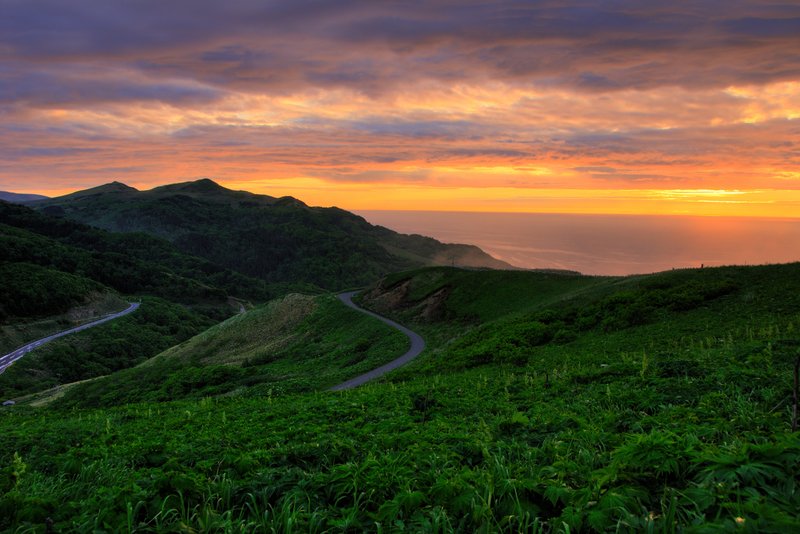 北海道 禮文島<br>果然陽光依約從雲層間隙爬出來，只看到絲絲光芒徐徐透出，雖然沒有超級大景，倒也大呼值得。<br/>
