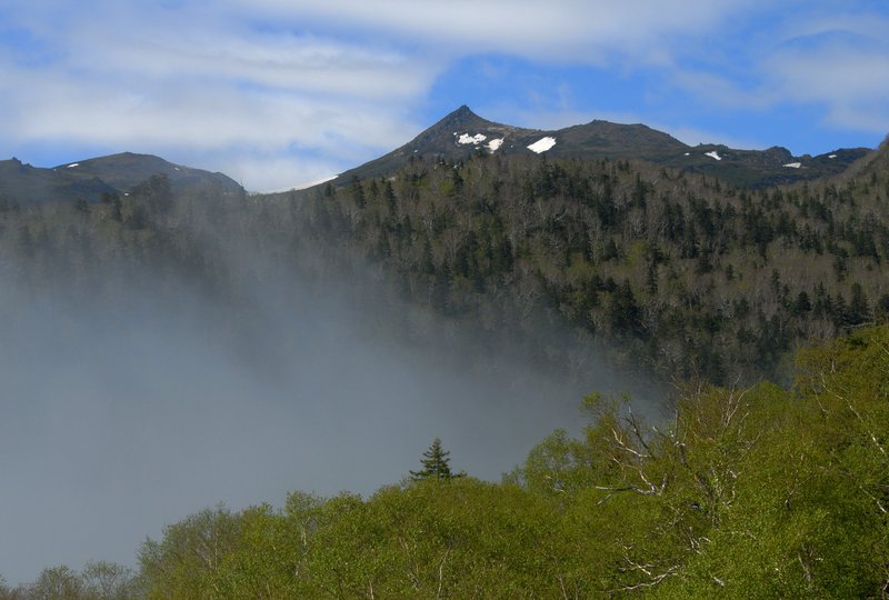 北海道 層雲峽<br>中間高高的黑岳，就是今天攻頂的目標。<br/>
