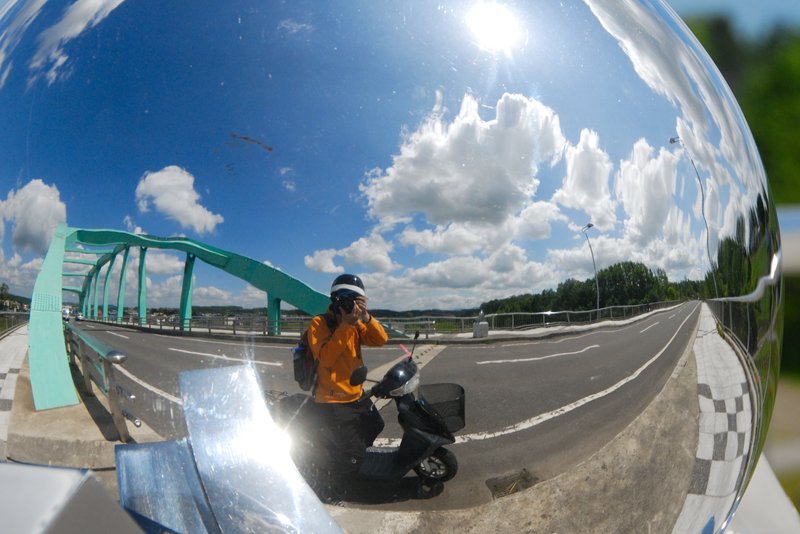 北海道 美瑛<br>是誰說的，體驗美瑛之美的最好工具是腳踏車，別再受騙了。機車才是王道，相機背在胸前，看到美景根本不用下車，舉起相機拍照就對了。<br/>