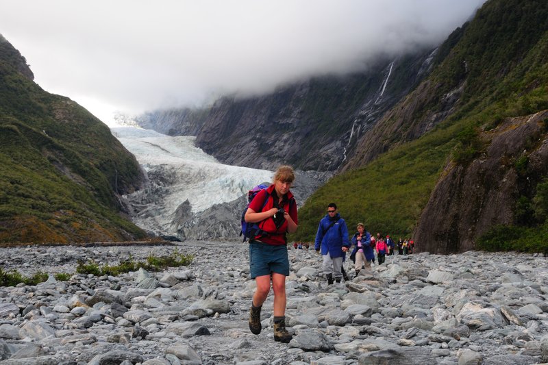 Franz Josef 冰河<br>看著人家有專業的嚮導帶隊，我們只是在冰河前段散步，將重點放在明天的福斯冰河。<br/>