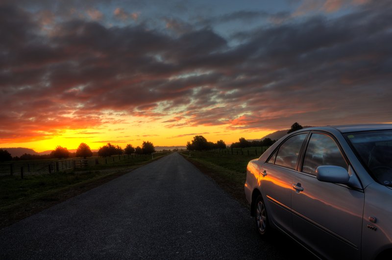 Fox Glacier福斯冰河<br>這次旅行租用的Camry，也在靜靜的陪我們看夕陽。<br/>