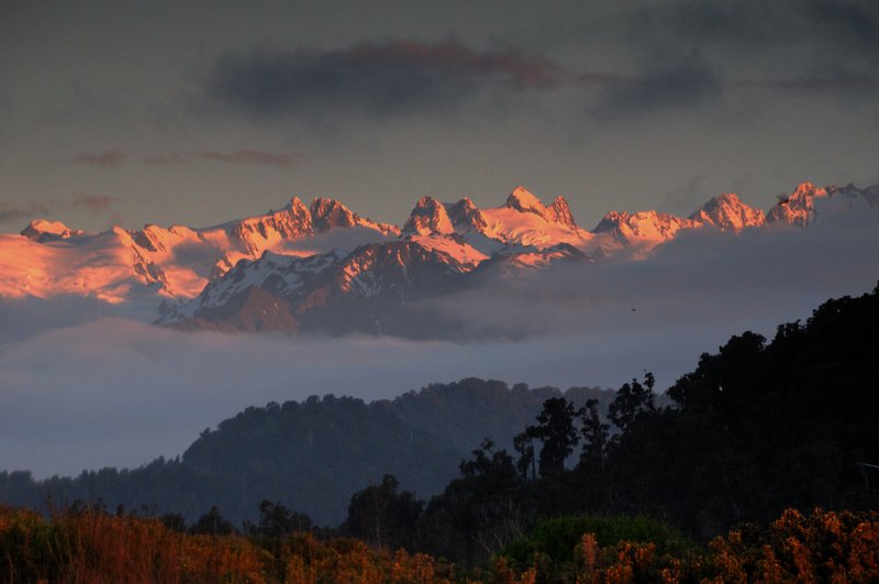 cillespies beach<br>從海邊回頭看庫克山， 在夕陽金黃色陽光絢染下，顯得莊嚴聖潔。<br/>