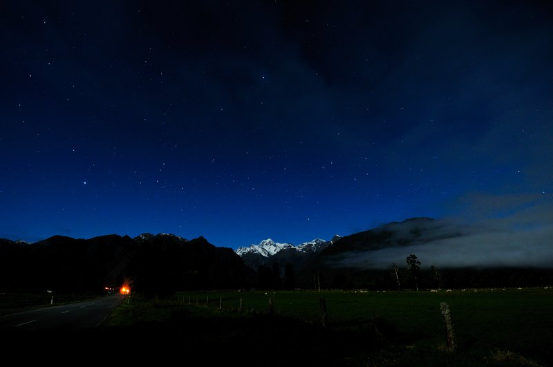Fox Glacier福斯冰河<br>福斯冰河山腳下的夜晚，住在” Mt Cook View Motel”，窗外的滿天星斗，預告了明天的好天氣！<br/>