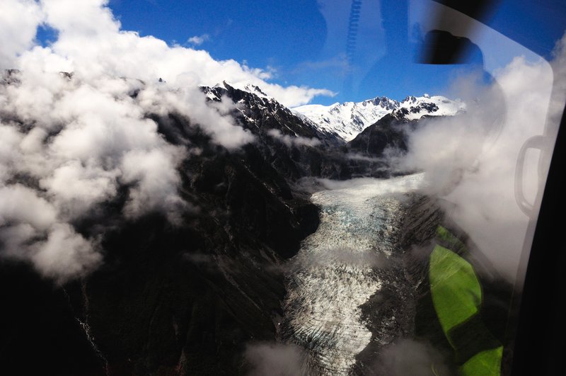Fox Glacier福斯冰河<br>在福斯冰河等了二天，忐忑的心情終於等到撥雲見日，人生的第一次搭上直升機，盤旋在福斯冰河上空，俯瞰冰河在山峰之間順勢而下的壯麗景象，等待是值得的！<br/>
