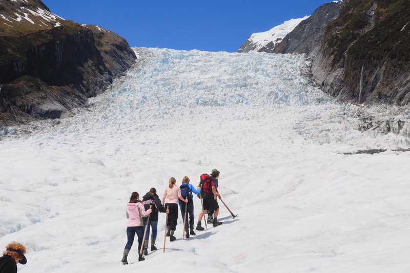 Fox Glacier福斯冰河<br>一架直升機裝載駕駛與五位乘客，Helihike每人380紐幣，降落在冰河的平坦處，一行人在嚮導的指引下，綁好腳下的冰爪，整裝出發，在冰河上健行比想像中輕鬆愉快！<br/>