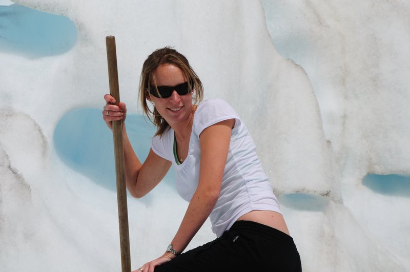 Fox Glacier福斯冰河<br>側拍外國美女，我們穿著外套雨衣，人家卻是清涼一下！<br/>