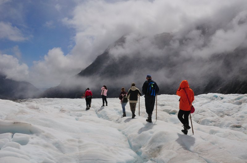 Fox Glacier福斯冰河<br>三個小時的冰河健行，走累了停下來，順手撈起溶化的冰河水來喝，甘甜美味，厚乾啦！<br/>