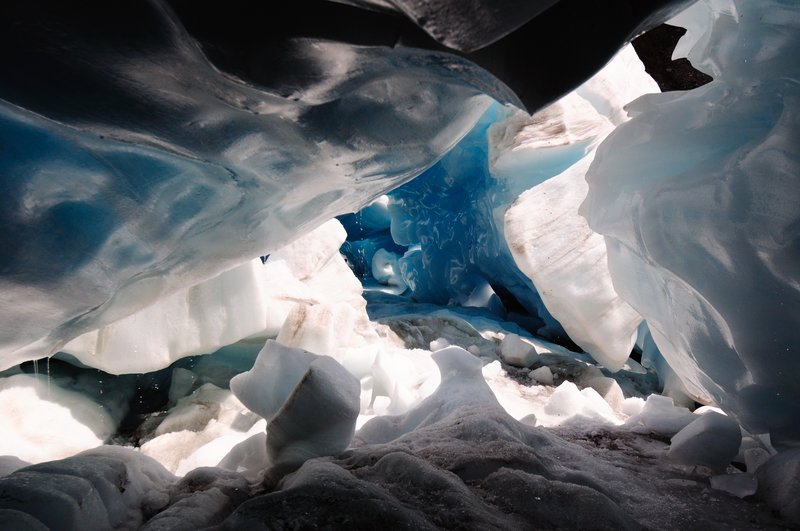Fox Glacier福斯冰河<br>走進冰塊溶化形成的藍色冰洞，恍如進入了海龍王的家-水藍色的世界。<br/>