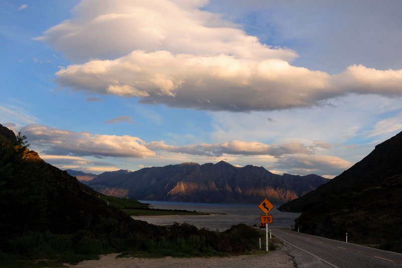 Wanaka瓦納卡<br>夕陽餘暉照在瓦納卡湖面與山壁上，很美的景像，不過我們無法逗留太久，路還很長。<br/>