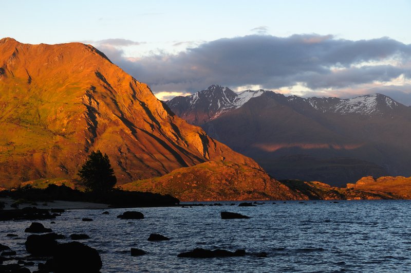 Wanaka瓦納卡<br>等待有了好回報，朝陽狠狠的將山壁渲染成金黃色，風卻依舊輕輕的撫弄湖波。<br/>