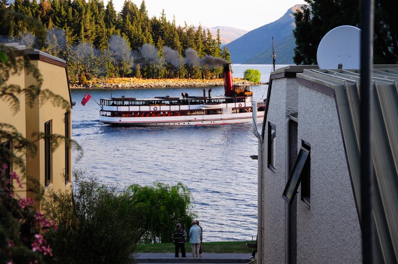 Queenstown皇后鎮<br>站在旅館門口，恩斯洛蒸氣船（TSS Earnslaw），拉著氣笛正緩緩駛過Wakatipu湖面。<br/>