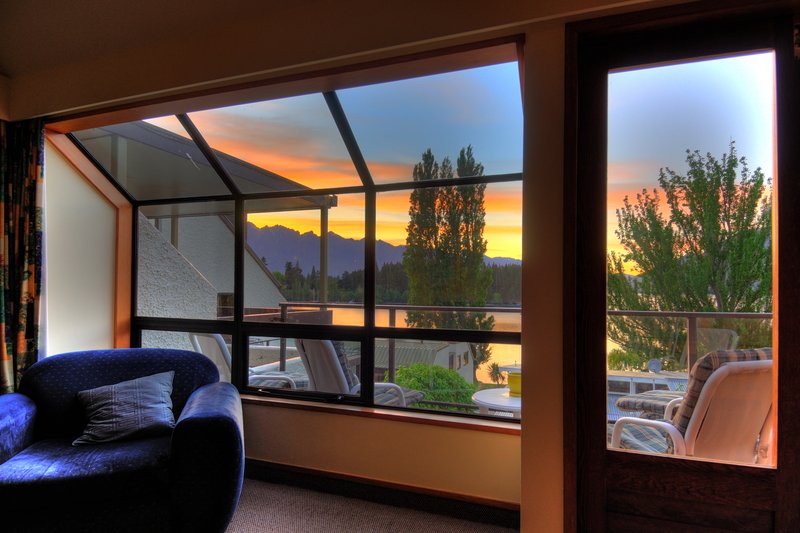 Queenstown皇后鎮<br>清晨五點醒過來，考慮是否出門去拍日出，念頭一轉，在客廳拍就很棒了！<br/>