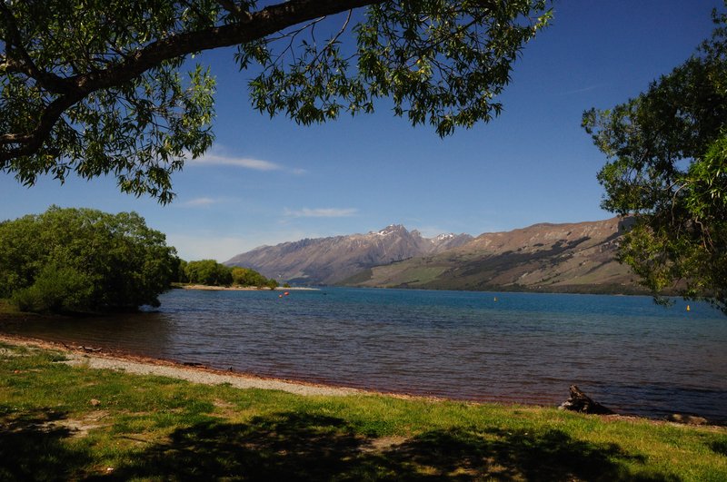 Glenorchy 格倫諾基<br>距離皇后鎮四十分鍾車程的格倫諾基，是個寧靜的小鎮，沒有喧鬧的觀光客，只有高大常綠的松林，還有靜謐如鏡的湖面。<br/>