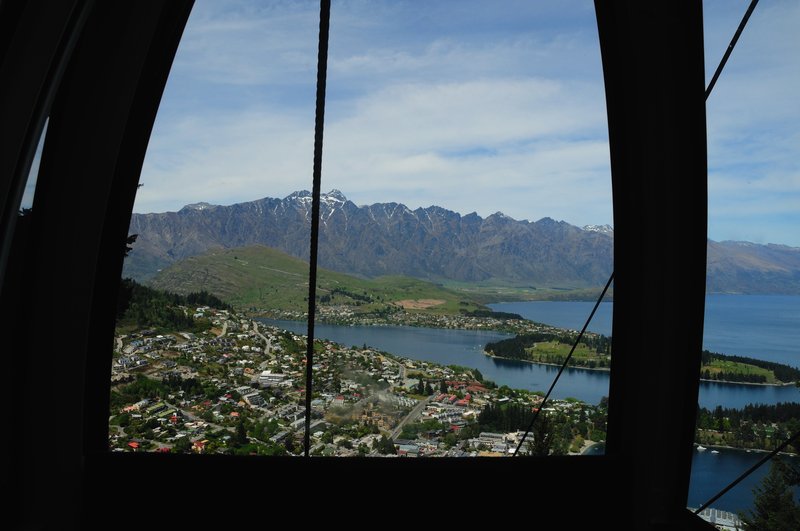 Queenstown皇后鎮<br>搭乘SKYLINE纜車，是觀賞皇后鎮壯闊美景的最佳方法，纜車以仰角45度上升，5分鐘後登上山頂。<br/>