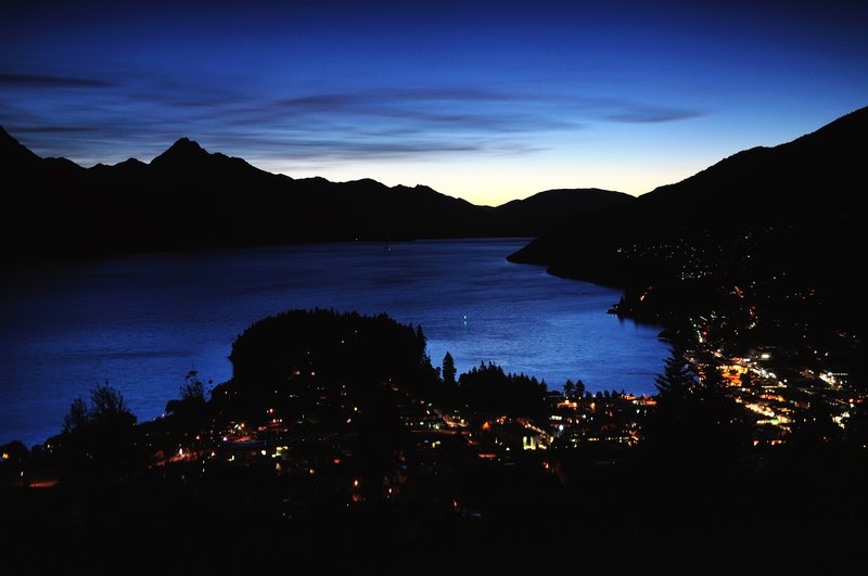 Queenstown皇后鎮<br>夏天裡晚間10點，皇后鎮的燈光都熱鬧地亮了起來，綻藍色的瓦卡蒂普湖面，伴隨遠處的山頭，這一切多麼美好！<br/>