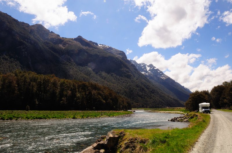 Lake Te Anau蒂阿瑙湖<br>隨便路過的小溪就很美麗，這台露營車今晚要在此過夜，也好，今晚就睡在美景旁！<br/>