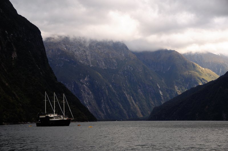 Milford Sound米佛爾峽灣<br>雲層很厚，今晚的峽灣夕陽，應該是泡湯了！<br/>