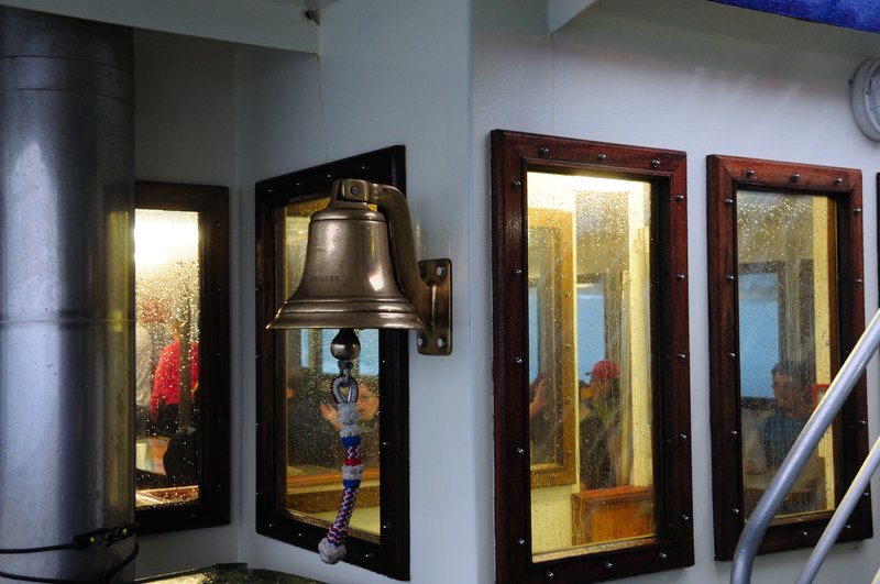 Milford Sound米佛爾峽灣<br>早上雨勢不小，船艙內正鬧哄哄的吃著豐盛早餐。<br/>