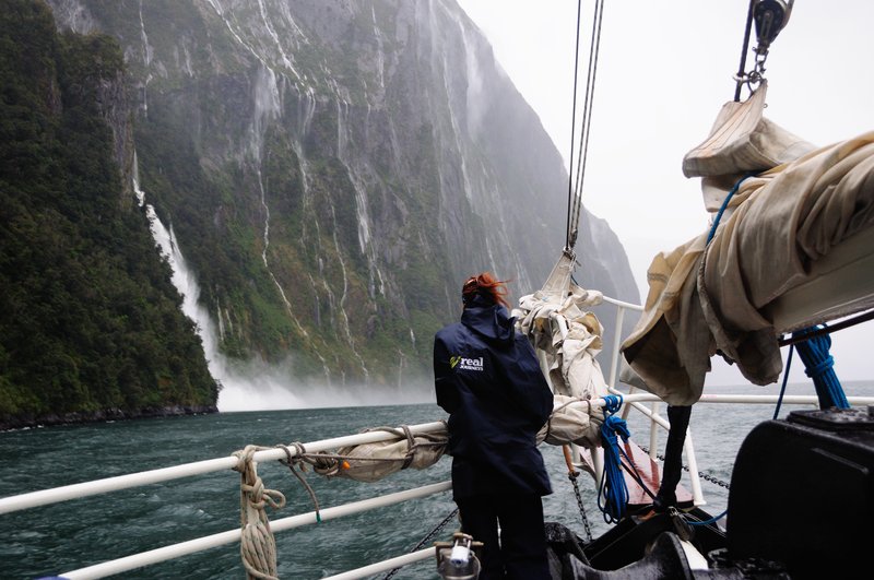 Milford Sound米佛爾峽灣<br>頑皮好心的船老大，正連船帶人的衝進瀑布裡！<br/>