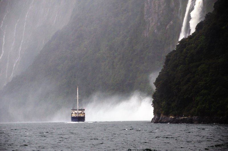 Milford Sound米佛爾峽灣<br>遠遠的看瀑布，氣勢很大很磅礡。<br/>