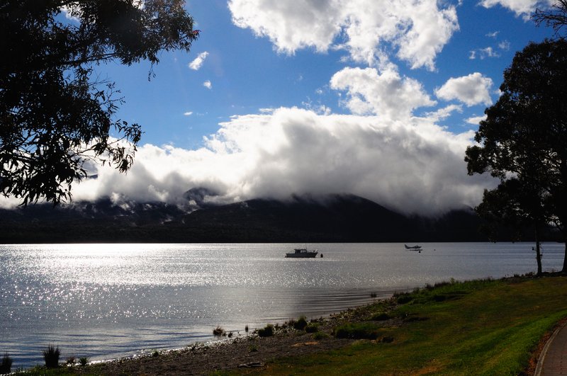 Lake Te Anau蒂阿瑙湖<br>回到蒂阿瑙湖邊，雨已經停了，陽光跟熱鬧的雲開始上班。<br/>