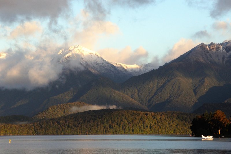 Lake Te Anau蒂阿瑙湖<br>粉彩的雲幫天空上顏色，清晨的湖畔，靜靜地只有我一人獨享。<br/>