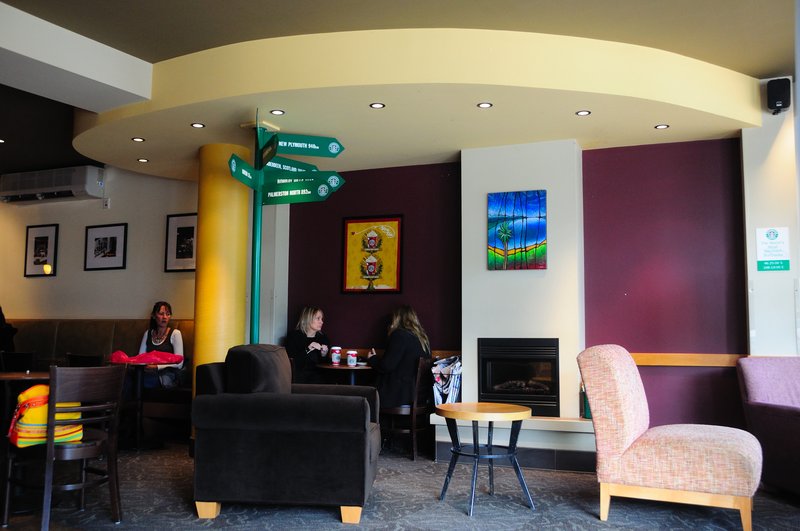 Invercargill因弗卡吉爾<br>紐西蘭南島"Invercargill" 的starbucks，店裡掛著標示經緯度的牌子，告訴你這是位居全世界最南端的starbucks。開了300公里的路程，計劃買個印有Invercargill城市名字的星巴克咖啡杯，可惜！停賣了。於是，坐下來喝杯咖啡，寫張明信片寄給自己，把美好的回憶留在心裡吧！<br/>