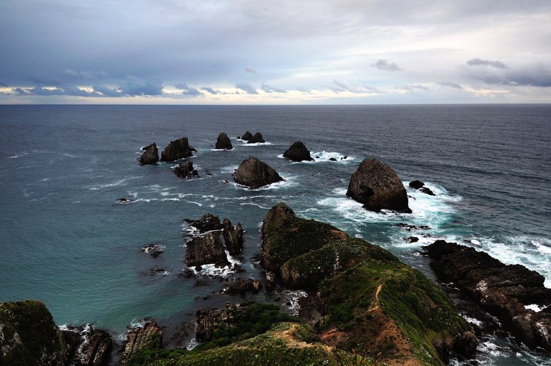Nugget point<br>燈塔的後面就是懸崖，海面上十幾顆大礁石。聽說夕陽斜射的光線，照在礁石與海面上，會讓人頓時有得道的感受！我在這裡等過一個黃昏，一個清晨，可惜我沒有等到好光線，當然也就沒有得道昇天！<br/>