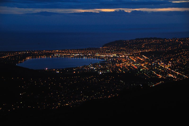 dunedin但尼丁<br>因為Otago半島的環繞，將海灣看起來，像是個橢圓形的湖泊，形成很特別的但尼丁夜景。<br/>