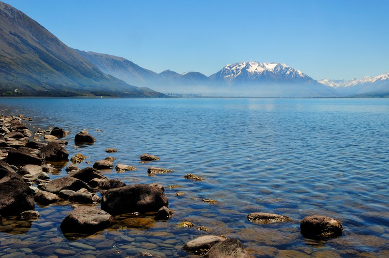 Lake Ohau歐郝湖<br>正午時刻湖邊停下來休息，找棵樹下煮起午餐，清淡的拉麵加高麗菜，配起紐西蘭的自然美景，真是人間美味啊！<br/>