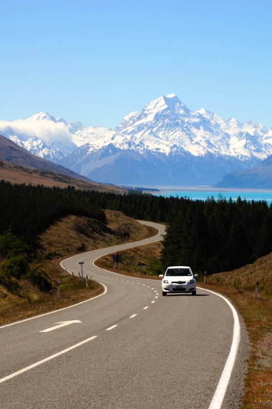 Pukaki普卡基湖<br>蜿蜒的山路穿梭在湖泊與群山之間，帶領我們前往人間仙境。<br/>