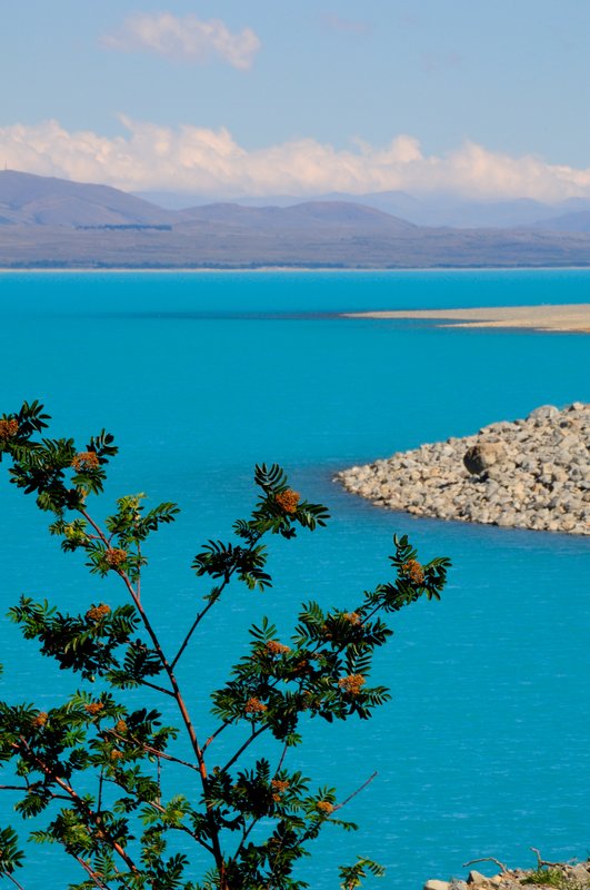 Pukaki普卡基湖<br>冰河移動時底部岩石摩擦，形成細小顆粒懸浮在冰河溶化的水中，使得湖水呈現出美麗的Tiffany藍色。<br/>