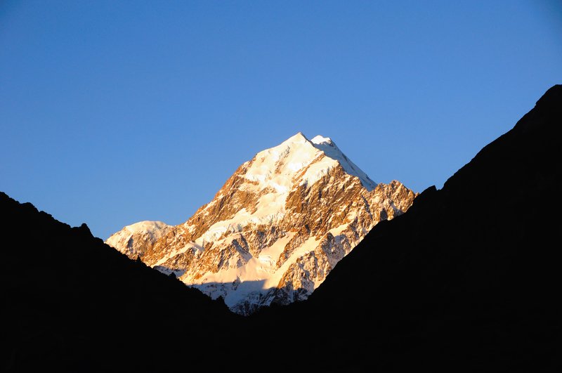 Mt. Cook 庫克山<br>幸運的我們來到天氣晴朗庫克山，如願等到了美麗的夕陽。兩天後當我們離去時，正下著大雨呢！<br/>