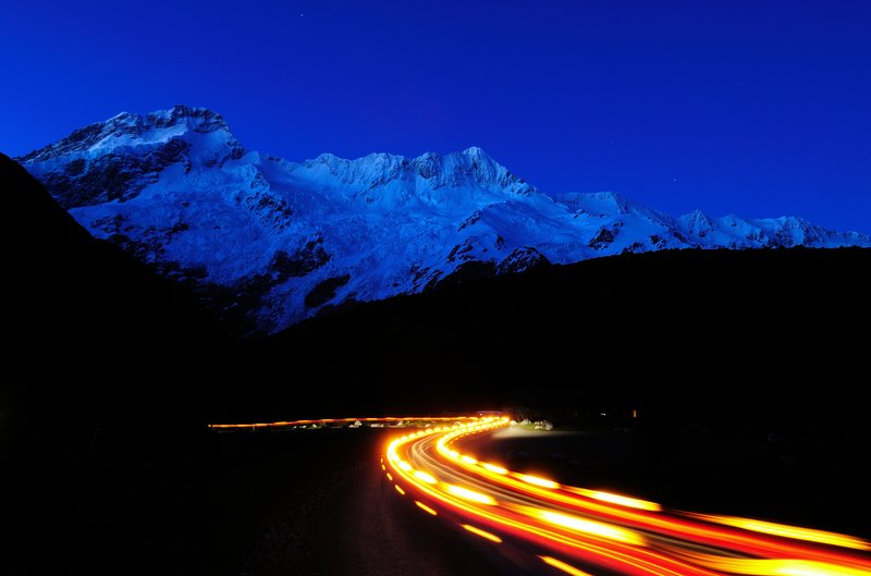 Mt. Cook 庫克山區<br>炫麗的車燈滑過庫克山寧靜的夜晚。<br/>