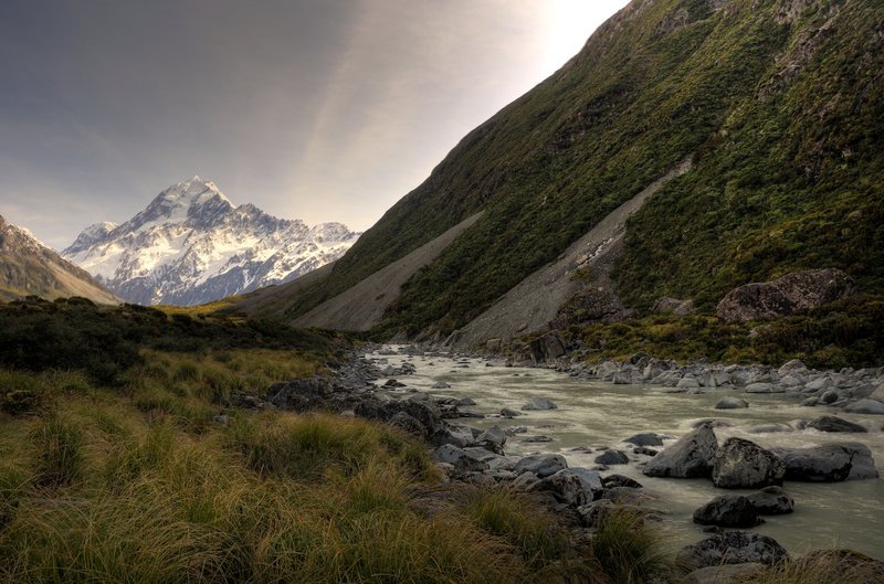 Mt. Cook 庫克山<br>寧靜的山，寧靜的雲，寧靜的風，寧靜的水，寧靜的人生！<br/>