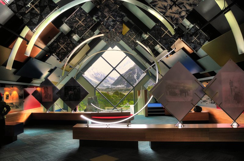 Mt. Cook 庫克山區<br>山區遊客資訊中心，室內裝置非常新潮，窗外看到的就是庫克山。<br/>