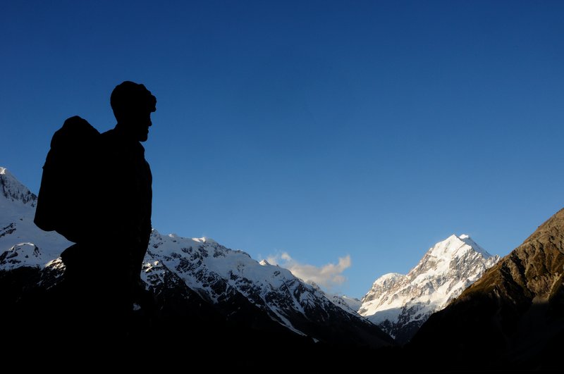 Mt. Cook 庫克山區<br>首位登上世界最高騟聖母騟，愛德門•希拉利爵士(SIR EDMUND HILLARY)的銅像，就立在旅館的門口，好像在守護這美麗的庫克山。<br/>