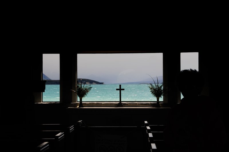 Lake Tekapo蒂卡波湖<br>從教堂內往外望，蒂卡波湖獨特的Tiffany藍色湖水就在眼前。<br/>