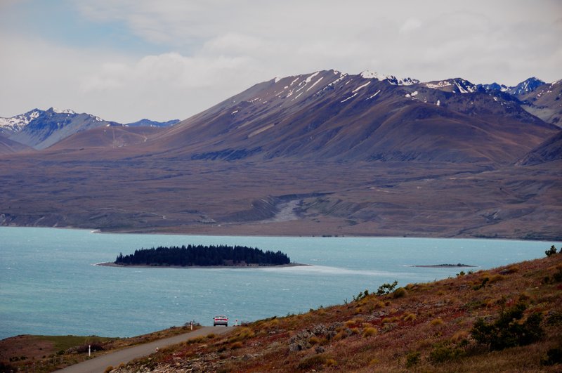 Lake Tekapo蒂卡波湖<br>Mt. John山路蜿蜒，車子好像就要開進湖中。<br/>