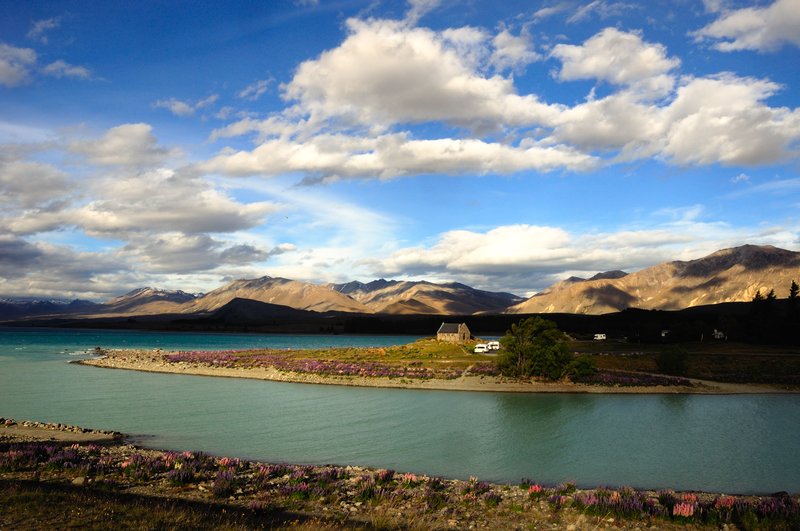 Lake Tekapo蒂卡波湖<br>Tekapo湖畔遍地色彩繽紛的魯冰花，在徐徐微風中搖曳生姿。朵朵雲彩快速移動，妝點著遠方的藹藹山頭。短短的時間內就看到光線變換，造就特有的牧羊人教堂風光。<br/>