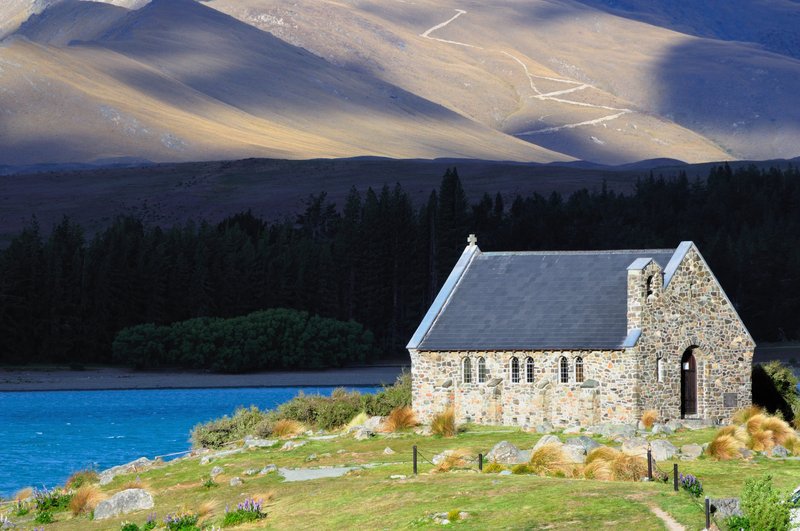 Lake Tekapo蒂卡波湖<br>光線與雲彩，巧妙地襯托出，牧羊人教堂的莊嚴。<br/>