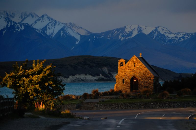 今天最後一道夕陽餘輝，照射在教堂上，美麗的Tiffany藍湖泊，配上覆蓋靄靄白雪的山頭，令人驚艷！<br/>