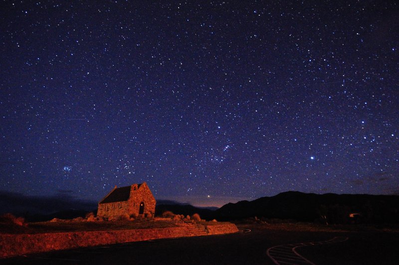 Lake Tekapo蒂卡波湖<br>白天一車車的遊客，讓教堂前擁擠不堪，不過在深夜的此時，卻只有我一人獨擁。天上熱鬧的星星多到讓人數不清，伴隨著孤寂的教堂，與努力拍照的我，但願這樣的美景，永遠保存在這美好的國度。<br/>
