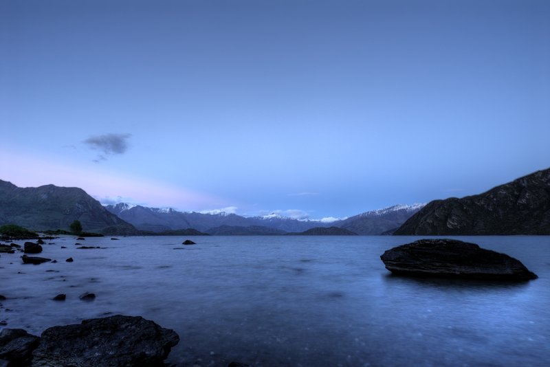 Wanaka瓦納卡<br>清晨天未亮，我又回到湖邊來，等待第一道陽光映入我心。<br/>